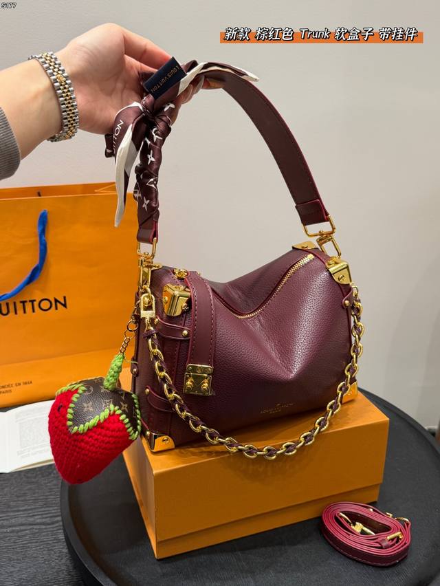 带礼盒 搭配草莓挂件 带丝巾！ 谷爱凌同款 秀款 小箱子 Lv Side Trunk 新款酒红棕红色 盒子包 箱子包 24新款！是软软箱子 很多精致的小细节在里
