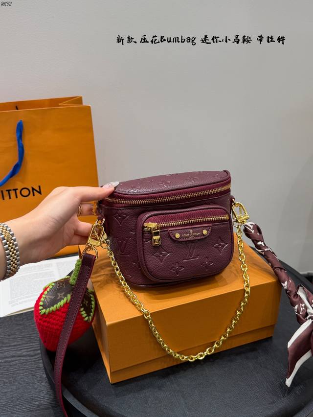 礼盒包装 搭配草莓挂件 带丝巾！ Lv新款棕红色Mini压花 Bumbag 一个包的无限可能 出门必备小包 两条肩带 链条可以腋下可以单肩 皮质肩带可调节 胸包