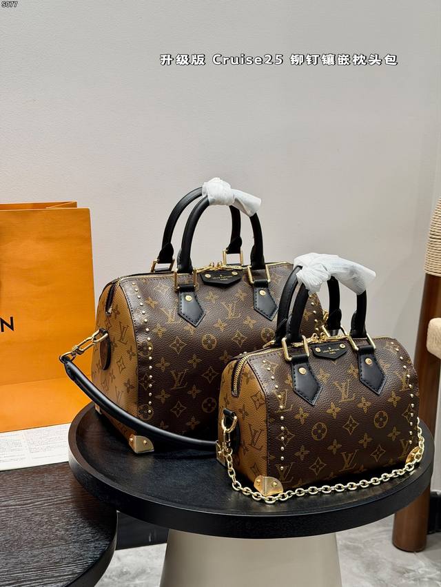 大号 全套礼盒包装 Lv 老花 Cruise25包包 走秀款铆钉枕头包款 手提Speedy25Trunk枕头包搭配铁脚 Lv这场在巴塞罗那举行的2025早春新款