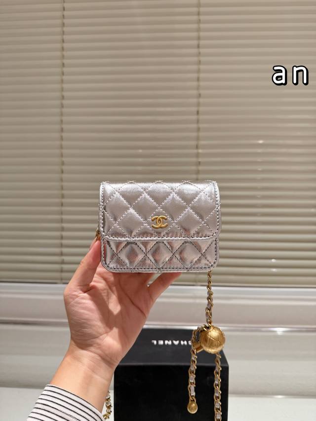 Chanel 香奈儿金球Mini Woc腰包 V香奈儿金球Mini Woc腰包,黑色小羊皮+经典菱格纹,金属链条+可调节金球,复古又时髦艹。尺寸12X2X9Cm Chanel 香奈儿金球Mini Woc腰包 V香奈儿金球Mini Woc腰包,黑色小羊皮+经典菱格纹,金属链条+可调节金球,复古又时髦艹。尺寸12X2X9Cm