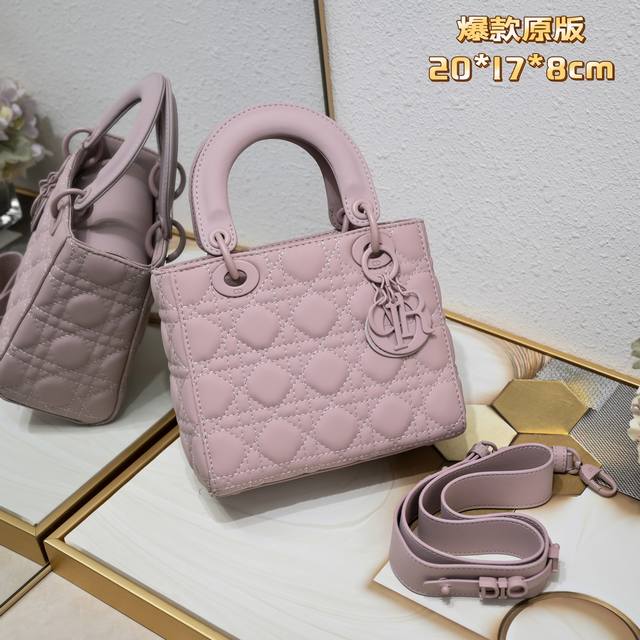 20Cm 四格磨砂紫色 Di0R Ultra-Matte So Black的戴妃包连同五金链条手提全部是有质感的磨砂配色百搭又大气非常适合日常通勤搭配干练的工作