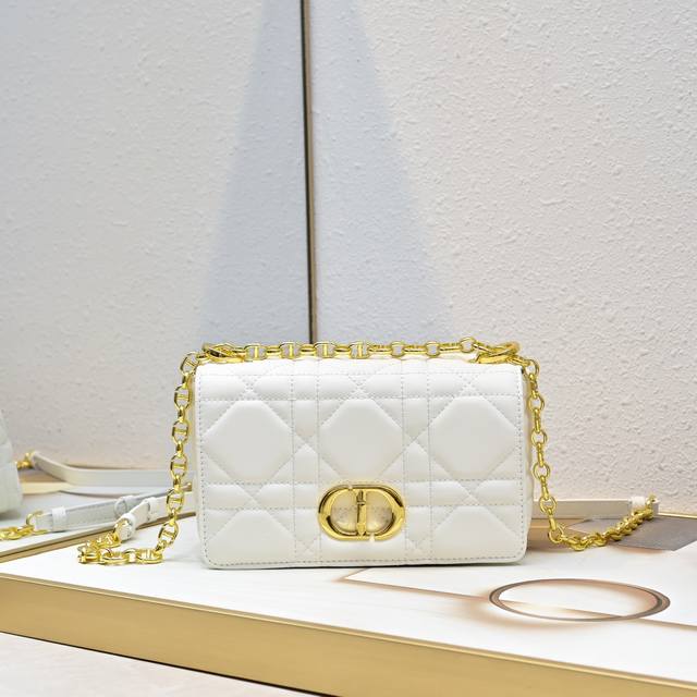 小号Soft Dior Caro 手袋奶白色羊皮革超大藤格纹 柔软廓形融合时尚气质与典雅魅力。采用奢华奶白色羊皮革精心制作，饰以超大藤格纹缉面线，翻盖饰以金色饰