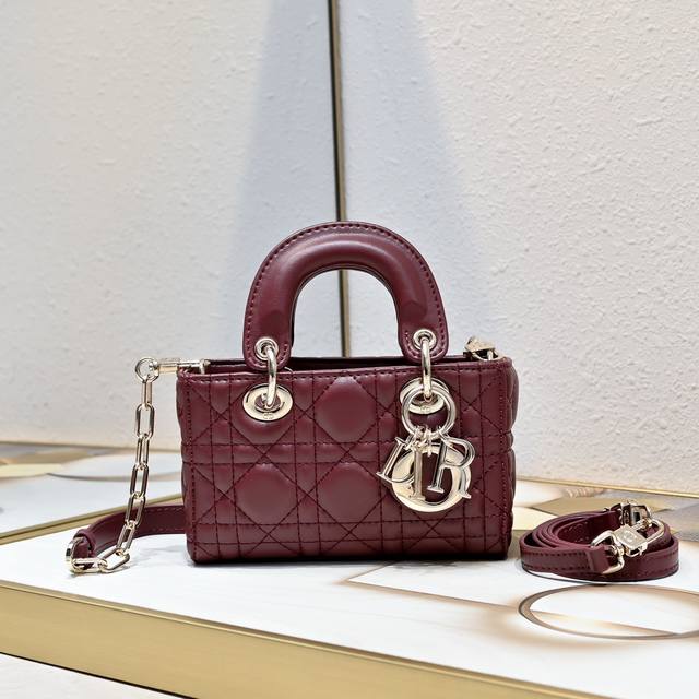 横版戴妃迷你 现货 D-Joy Bag羊皮2025款 时尚果然就是轮回，回归了一把中古戴妃 长方包形，短链条细长肩带直接封神！！ 复古时髦感超强，真是什么场合都