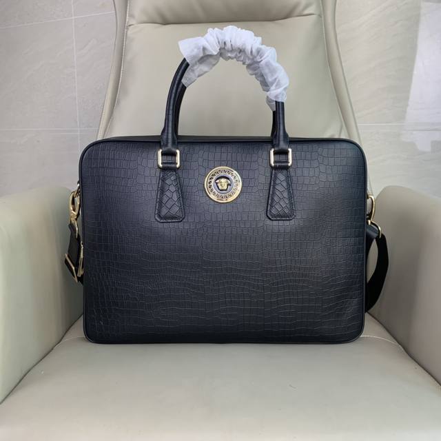 顶级专柜老鼠高端狠货 最新火爆款范思哲双拉链鳄鱼纹手提公文包火爆款大量出货啦,叫嚣专柜货顶级原单货纸上谈兵吹牛皮的咱不会，请让狠货说话。款式可以复制抄袭，材料做