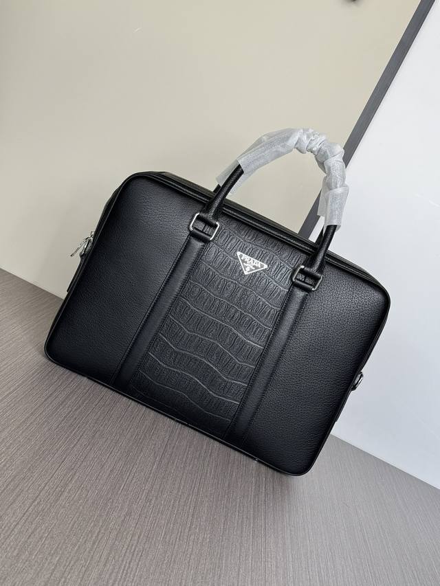 顶级专柜老鼠狠货 最新火爆款顶级普拉达进口头层牛皮花皮手提公文包火爆款大量出货啦,叫嚣专柜货顶级原单货纸上谈兵吹牛皮的咱不会，请让狠货说话。款式可以复制抄袭，材