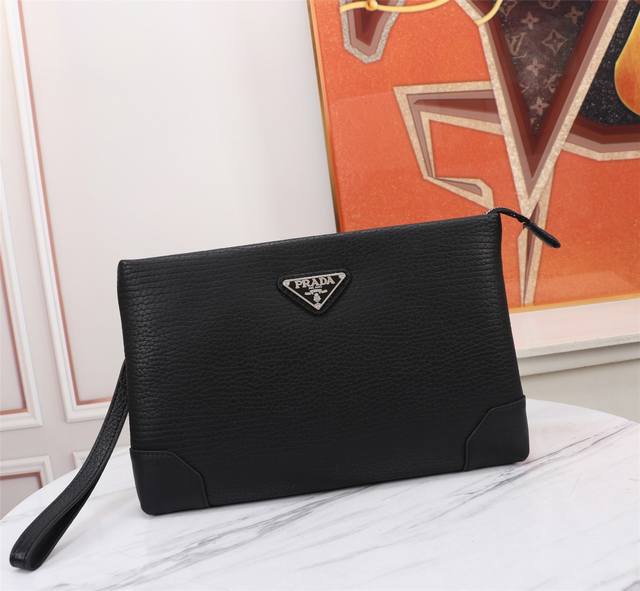 顶级原单品质 年最新款普拉达手包 欧洲原厂进口牛皮勾勒标志性线条，采用进口设备制作，时尚潮流，专柜品质，更有拉链袋与内贴袋融入功能性，提供传统手包之外的潮流之选