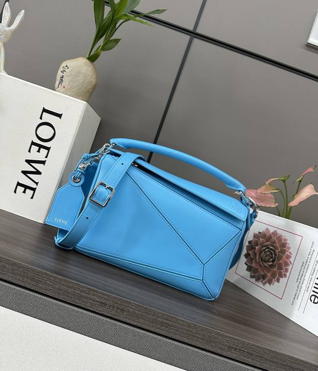 Low新款 小号纳帕羊皮革 Featherlight Puzzle 手袋 以别具一格的几何线条勾勒长方体造型。柔软轻盈的纳帕皮革为手袋注入随性慵懒的风格。可肩背