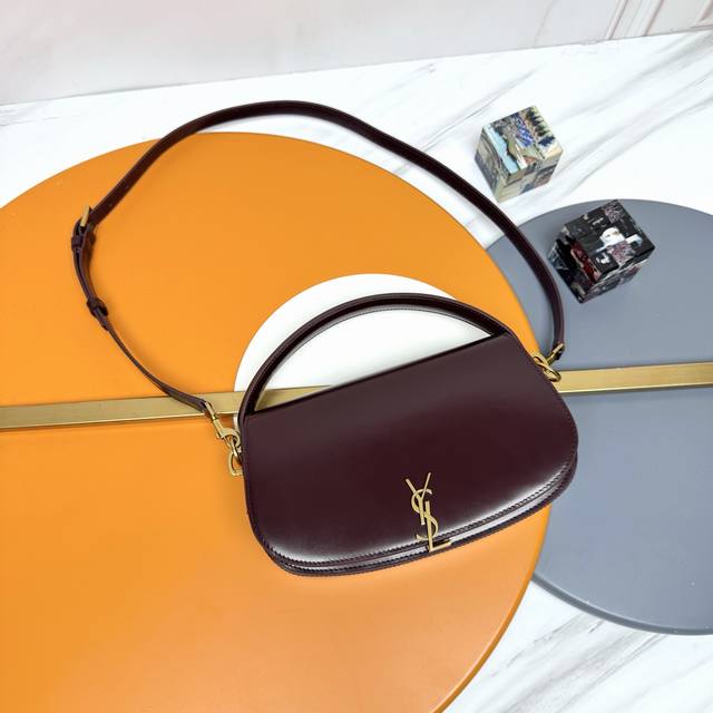 Voltaire_手提斜挎包 这个名称源自于主张自由 倡导宽松18世纪“启蒙时代”的法国作家兼哲学家伏尔泰，整只包采用略带光泽的顶级奢华Box小牛皮制作，使其变