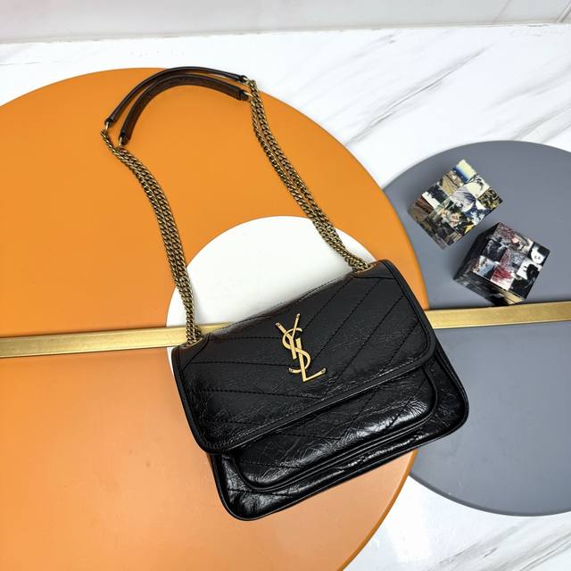 黑金标 金爆款Niki～22Cm 原单皮爆裂纹 超多明星，网上同款专柜一包难求，风靡全球的Niki，小号尺寸足够平时使用。超大容量，油蜡抓皱牛皮，五金更是特别，