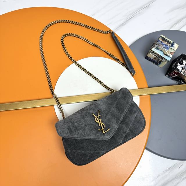 磨砂皮灰色 金 原厂皮、精品专供 25秋冬新款Loulou迷你，质感细腻高级！麂皮手感柔柔软软的，配有可拆卸卡包。搭配滑动式链条。双链条设计，多种背携方式，可以