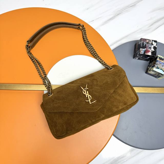 Calypso_磨砂皮 棕色金扣 进口意大利麂皮制作，手感柔软细腻，经典的Y家Logo、链条及扣眼五金均采用巴金哑光五金，包袋开口处折叠后使用了磁性四合扣封口，