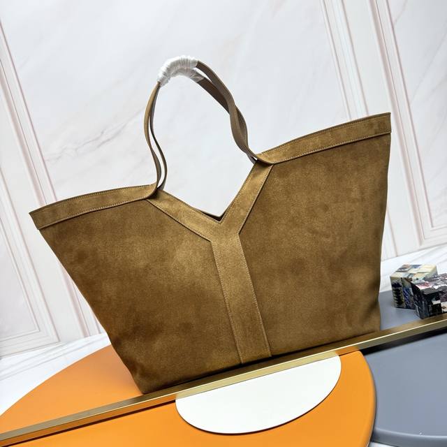 磨砂色 新款购物袋 艺术与个性的独特融合，Y家总是眼光独到，深得时尚顶流的心，Y字牛皮的设计让人眼前一亮，给人一种随性慵懒、充满个性的感觉。超大容量，可以装Ip
