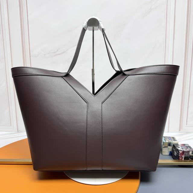 深咖色平纹 古金 Y家新款精细粒面皮革托特包！同色系绒面革全衬里设计~饰以自品牌历史典藏汲取灵感的精美Y字母标志_购物包轻盈容量大！设有一个内部拉链袋和钩扣开合