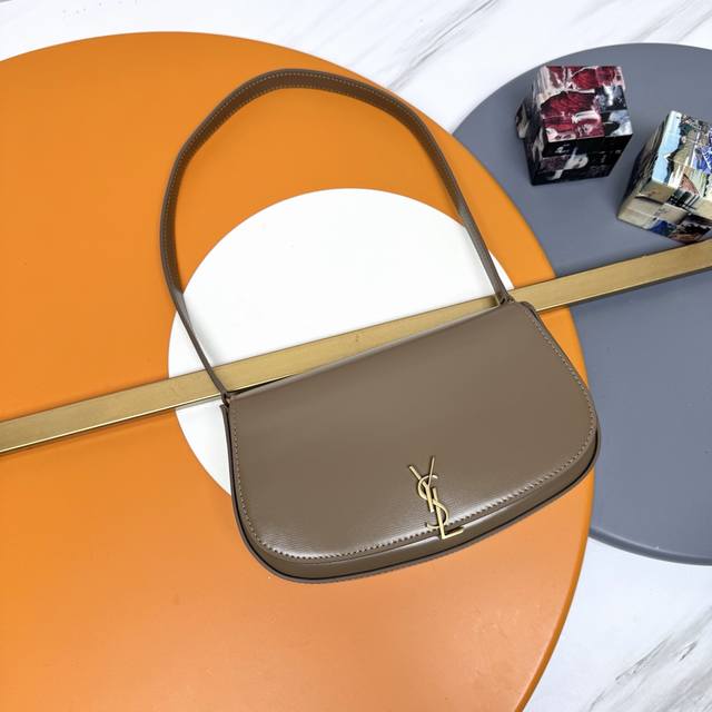 精品原单黑 金 24最新款Voltaire Mini腋下包_ 半月型简约设计，独特的Cassandra旋扣开合，彰显独特魅力与前卫格调，完美体现Y家现代女性的优