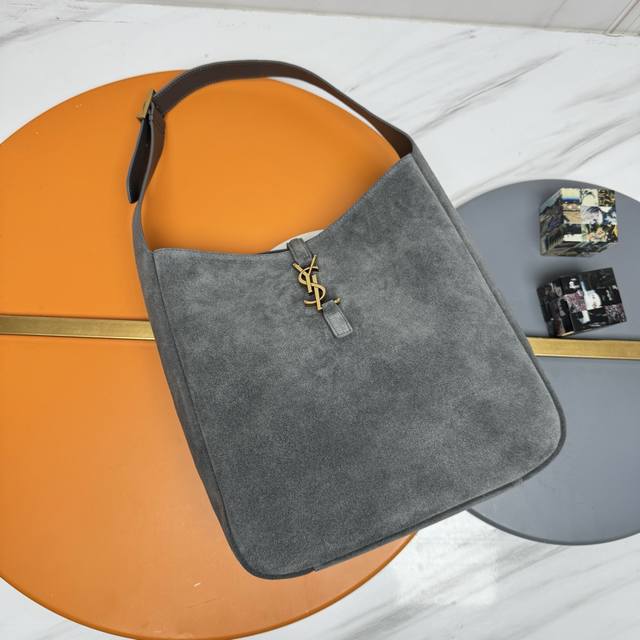 Le5A7大号光滑皮革柔软手袋 韩国明星同款Hobo今年火到爆炸的腋下包Y家虽迟但到！！包包身轮廓简洁、立体，看上去硬挺却不会太凌厉。搭配上品牌标志性的插入式包