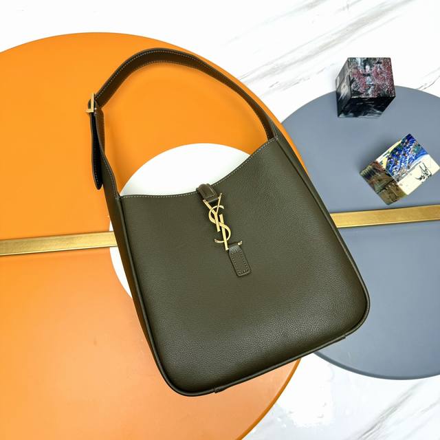 爆款Le 5A7腋下包 今年大火的中古款腋下包 一直很受欢迎 全皮细腻光滑 包型设计又很简单又高级 容量足够用 轻便能装 又不过时真是太完美La～ 复古Feel