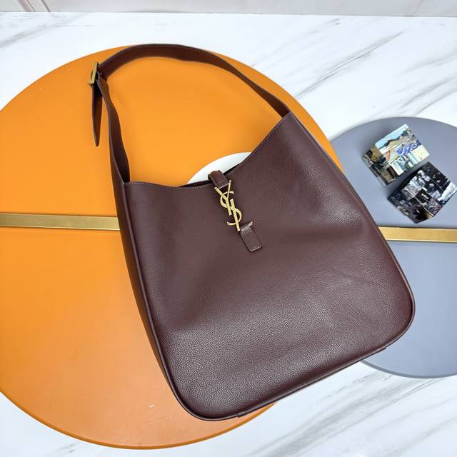 原单 Le 5A7_大号光滑皮革柔软手袋大号，韩国明星同款Hobo今年火到爆炸的腋下包Y家虽迟但到！！包包身轮廓简洁、立体，看上去硬挺却不会太凌厉。搭配上品牌标