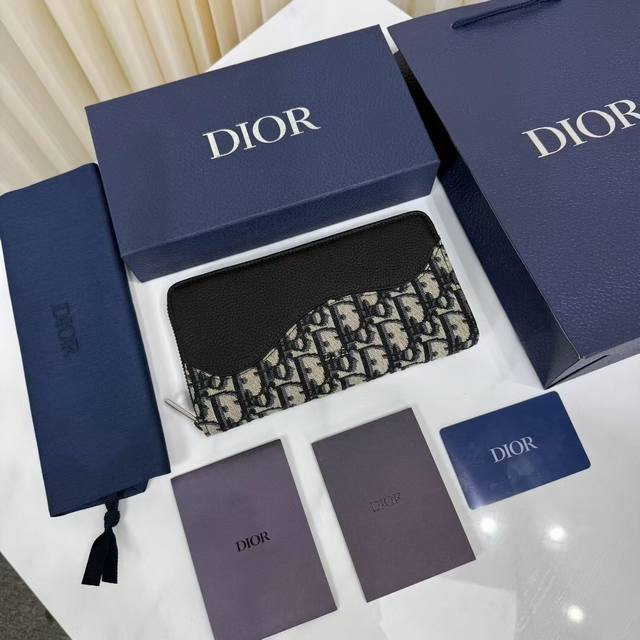 市场最高版本 原单品质 正品打版 保证进口头层牛皮,拒绝二层皮,拒绝超纤皮 马鞍长款拉链式钱包 黑色细工镶嵌粒面牛皮革搭配米色和黑色 Oblique 印花面料 市场最高版本 原单品质 正品打版 保证进口头层牛皮,拒绝二层皮,拒绝超纤皮 马鞍长款拉链式钱包 黑色细工镶嵌粒面牛皮革搭配米色和黑色 Oblique 印花面料