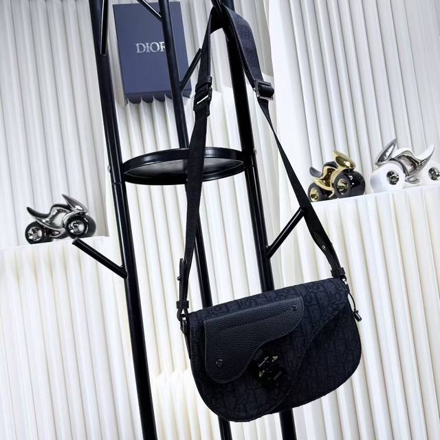 市场最高版本,欢迎对比 专柜买版复刻 马鞍信使包 黑色 Oblique 印花面料和黑色粒面牛皮革 编号: 1Adpo325Yky_H03E 这款马鞍信使包是二零 市场最高版本,欢迎对比 专柜买版复刻 马鞍信使包 黑色 Oblique 印花面料和黑色粒面牛皮革 编号: 1Adpo325Yky_H03E 这款马鞍信使包是二零