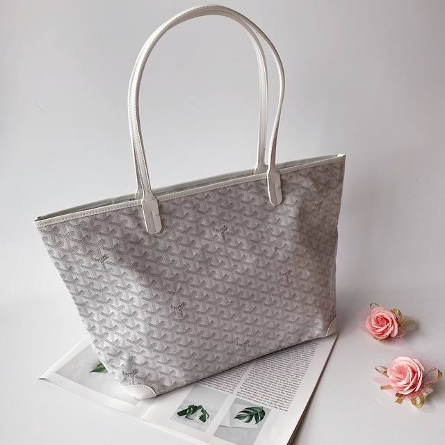 Gucci古驰 Artois 购物袋 大号拉链款 Goyard Artois极致简洁又不失大方,为您的日常搭配增添典雅与高贵不仅秉承了纯正的法式摩登气质,更延续 Gucci古驰 Artois 购物袋 大号拉链款 Goyard Artois极致简洁又不失大方,为您的日常搭配增添典雅与高贵不仅秉承了纯正的法式摩登气质,更延续