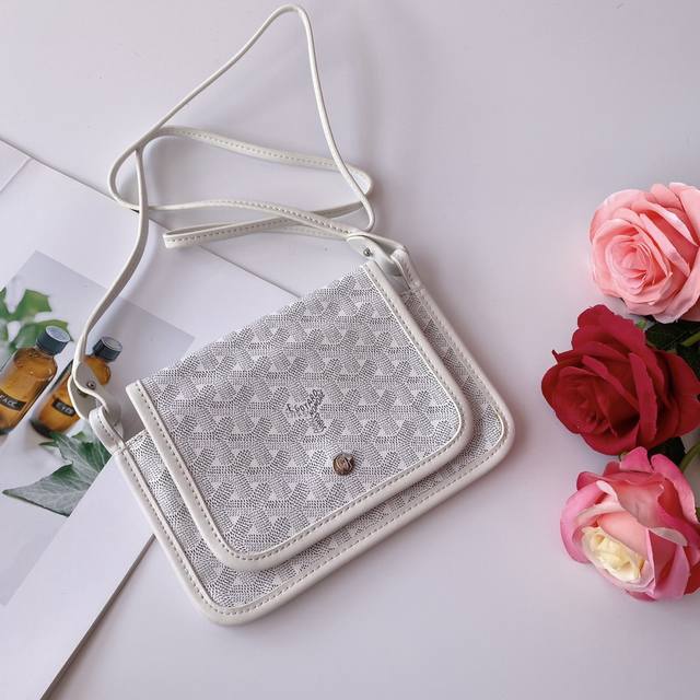 Goyar 戈雅小挎包，充满法式优雅，订制Y涂鸦料配皮轻便耐磨材质，作为创立于1853年的法国家族制箱商鼻祖忠于本源的历史传承，永不妥协的手工技艺和开创时代先河