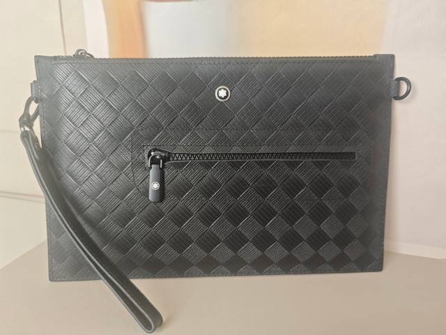 顶级专柜老鼠高端狠货2025最新火爆款万宝龙手拿包大量出货啦,叫嚣专柜货顶级原单货纸上谈兵吹牛皮的咱不会，请让狠货说话。款式可以复制抄袭，材料做工骗不了懂的人。