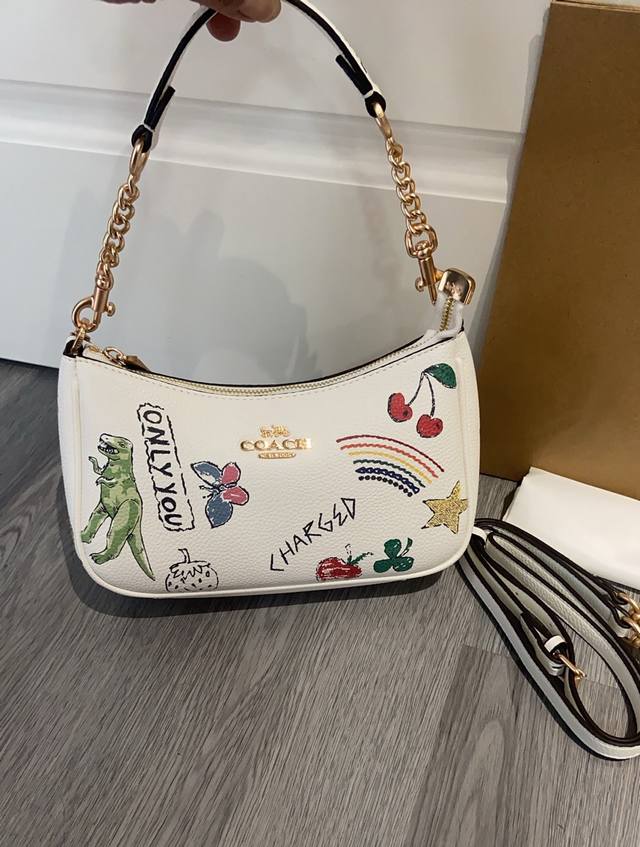 Coa*H 6月新品 Cak17腋下包 这一季的涂鸦，简直美在了心巴上三种工艺细节同时呈现的印花就好像在争奇斗艳让包包瞬间有了生机 尺寸24