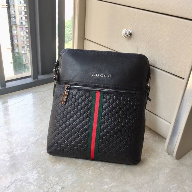 新款古奇1177#男士上品，公文包手提斜挎包热销爆款，请认准皮质和细节，高端大气上档次原版质量原版小牛皮 和高档进口五金，皮质，柔软，手感超好 高档、大气、超有