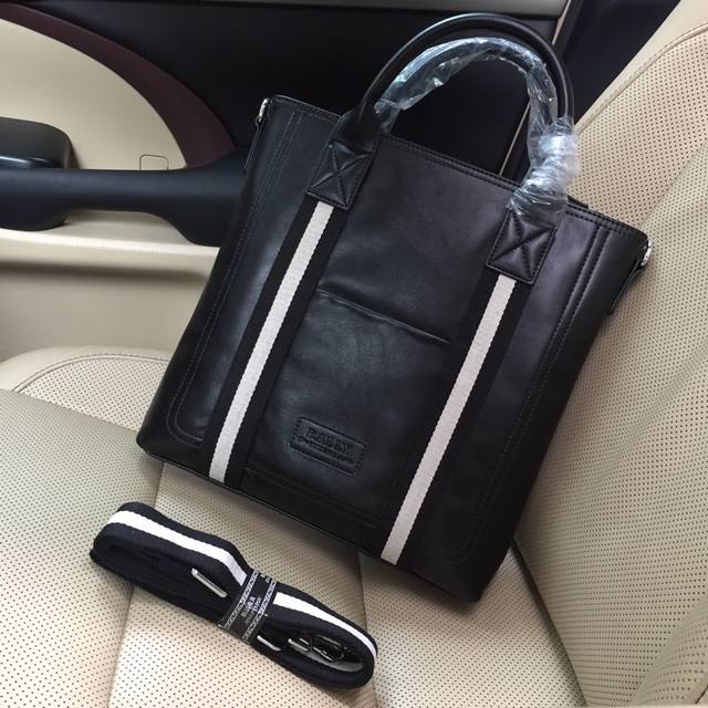 巴利男士上品,公文包手提斜挎包巴利热销爆款,请认准皮质和细节,高端大气上档次原版质量原版牛皮 和高档进口五金,皮质,柔软,手感超好 高档、大气、超有型 独家:首 巴利男士上品,公文包手提斜挎包巴利热销爆款,请认准皮质和细节,高端大气上档次原版质量原版牛皮 和高档进口五金,皮质,柔软,手感超好 高档、大气、超有型 独家:首