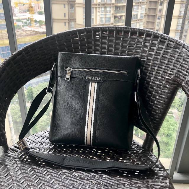 新款普拉达3098#男士上品，公文包手提斜挎包热销爆款，请认准皮质和细节，高端大气上档次原版质量原版荔枝纹牛皮 和高档进口五金，皮质，柔软，手感超好 高档、大气