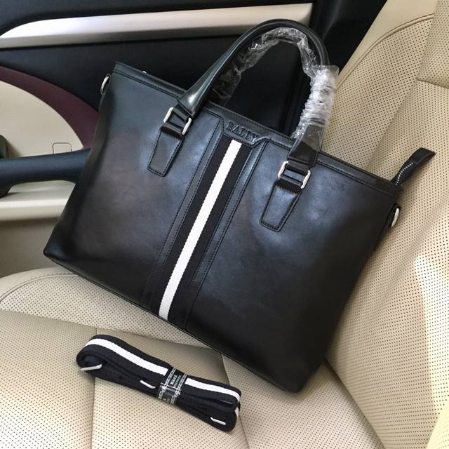 品牌名称 :巴利新款 产品规格 :41- 21-8 产品材质 :原版头层牛皮+专用里布 产品详情 :黑色 顶级做工 产品型号 :13622-3 品牌名称 :巴利新款 产品规格 :41- 21-8 产品材质 :原版头层牛皮+专用里布 产品详情 :黑色 顶级做工 产品型号 :13622-3