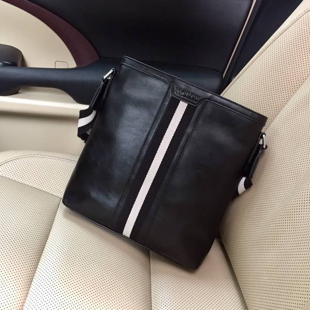 品牌名称 :巴利新款 产品规格 :26 29 5 产品材质 :原版头层牛皮+专用里布 产品详情 :黑色 顶级做工 产品型号 :13622-3 品牌名称 :巴利新款 产品规格 :26 29 5 产品材质 :原版头层牛皮+专用里布 产品详情 :黑色 顶级做工 产品型号 :13622-3