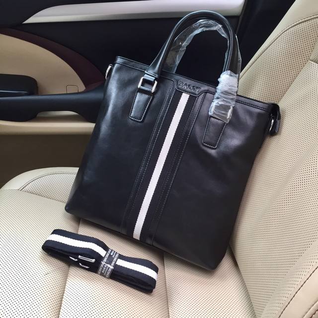 品牌名称 :巴利新款 产品规格 :33 23 5 产品材质 :原版头层牛皮+专用里布 产品详情 :黑色 顶级做工 产品型号 :13622-3 品牌名称 :巴利新款 产品规格 :33 23 5 产品材质 :原版头层牛皮+专用里布 产品详情 :黑色 顶级做工 产品型号 :13622-3