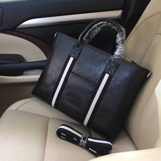 巴利男士上品,公文包手提斜挎包巴利热销爆款,请认准皮质和细节,高端大气上档次原版质量原版牛皮 和高档进口五金,皮质,柔软,手感超好 高档、大气、超有型 独家:首 巴利男士上品,公文包手提斜挎包巴利热销爆款,请认准皮质和细节,高端大气上档次原版质量原版牛皮 和高档进口五金,皮质,柔软,手感超好 高档、大气、超有型 独家:首