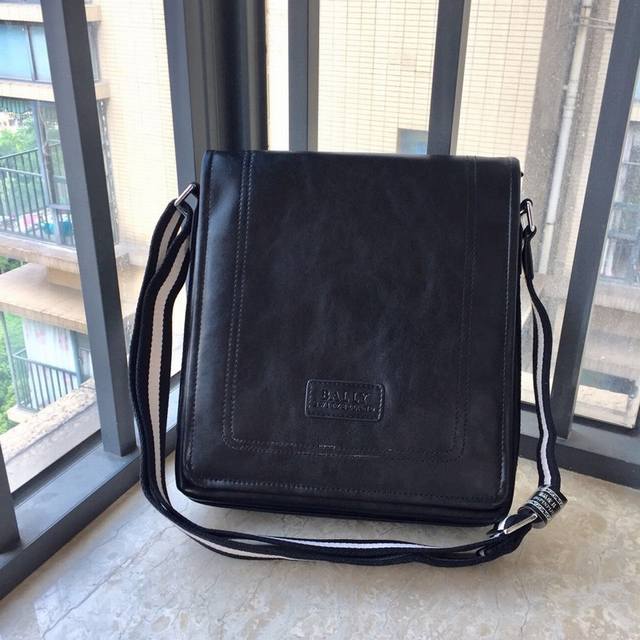 原版货 巴利斜挎单肩包 型号:13657 尺寸:28-8-26 专柜新款重金打版复刻原版皮复刻皮质超级柔软超大容量定制专柜原版五金顺滑拉链完美工艺拒绝偷工减料, 原版货 巴利斜挎单肩包 型号:13657 尺寸:28-8-26 专柜新款重金打版复刻原版皮复刻皮质超级柔软超大容量定制专柜原版五金顺滑拉链完美工艺拒绝偷工减料,