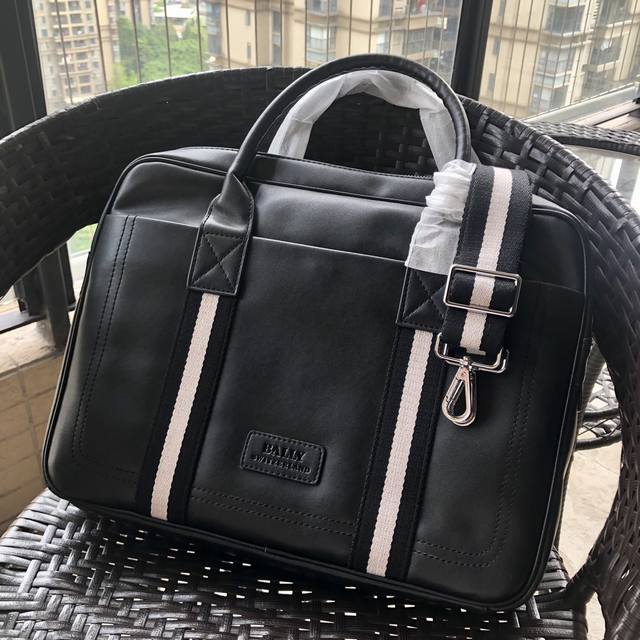 巴利13688专柜人气爆款 大气、时尚,搭配全套专柜五金,采用专柜原厂里布,使用最牛的进口头层牛皮,皮质柔软手感一流 原厂高档五金 超级好的手工制作几乎为0的返 巴利13688专柜人气爆款 大气、时尚,搭配全套专柜五金,采用专柜原厂里布,使用最牛的进口头层牛皮,皮质柔软手感一流 原厂高档五金 超级好的手工制作几乎为0的返