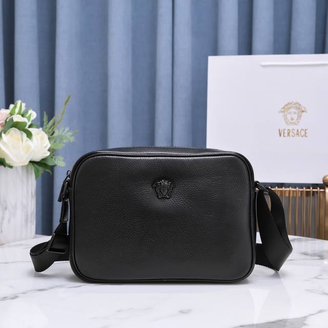 专柜正品有售 顶级原版质量 范思哲男士斜挎包 尺寸：27-19-7Cm 原厂出品，必定精品重金打版复刻原版头层小牛皮复刻皮质柔软定制专柜原版五金完美工艺拒绝偷工