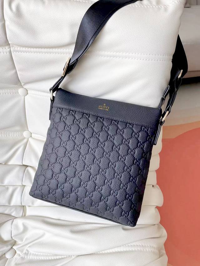 原版新品古奇男士上品手提斜挎包专柜热销爆款，请认准皮质和细节，高端大气上档次原版质量原版牛皮 和高档进口五金，全牛皮质，柔软，手感超好 高档、大气、超有型 独家