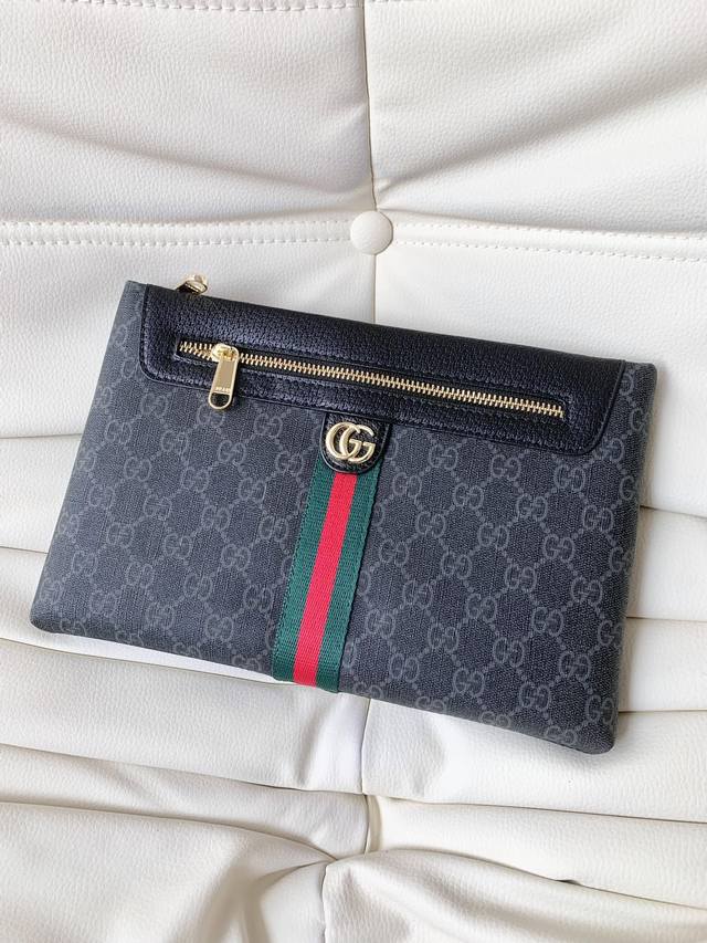 最最最 年 管网同步新款男士包....专柜金色五金.外面采用原厂进口Pvc，高端大气上档次低调奢华有内涵媲美专柜，男士首选颜色: 黑花，尺寸28-19-2