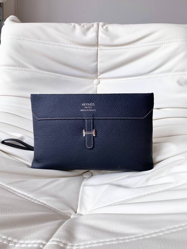 新款祝爱马仕#专柜最新爆款男士手包顶级质量媲美国内外专柜意大利原版牛皮进口五金精细做工，手感超好。高档大气，大量到货完美尺寸：29-19-3型号708