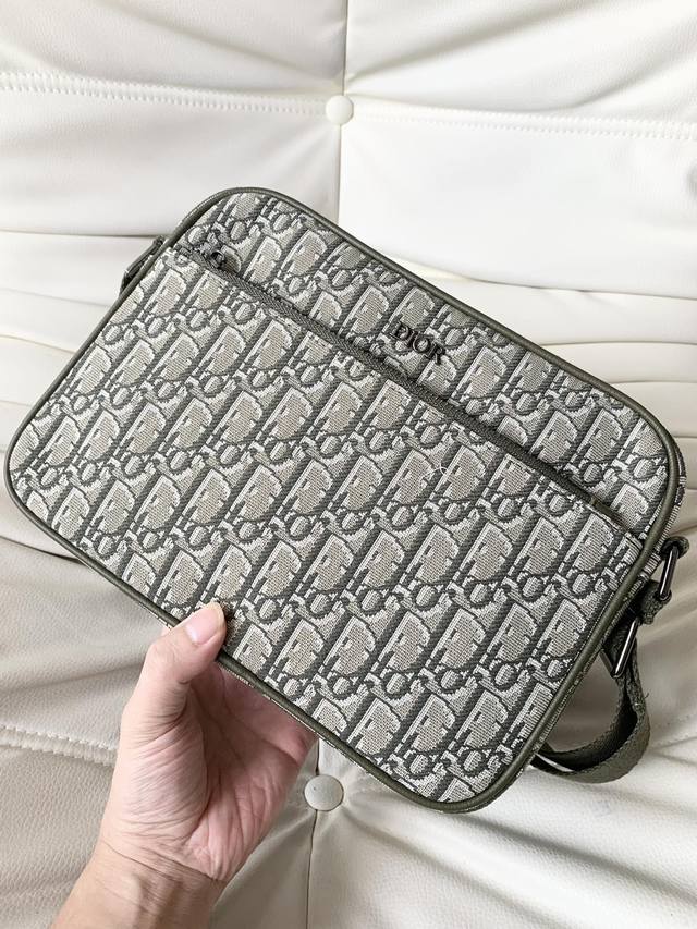 专柜正品有售 顶级原版质量 Dior男士斜挎包尺寸:27-19-7Cm原厂出品,必定精品重金打版复刻原版头层荔枝纹小牛皮复刻专柜独家布料皮质柔软定制专柜原版五金 专柜正品有售 顶级原版质量 Dior男士斜挎包尺寸:27-19-7Cm原厂出品,必定精品重金打版复刻原版头层荔枝纹小牛皮复刻专柜独家布料皮质柔软定制专柜原版五金