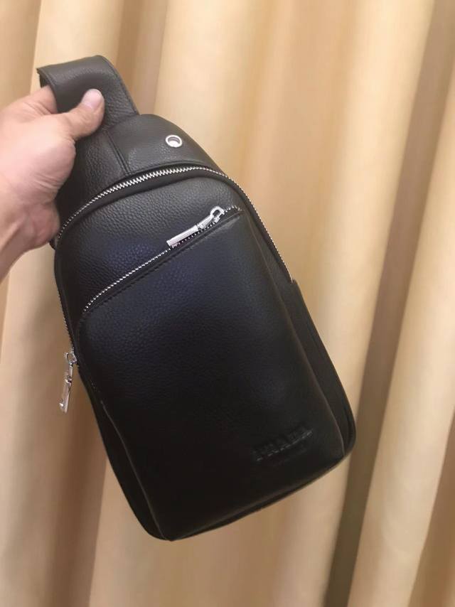 普拉达 前后全皮 胸包顶级高端大气进口原版头层牛皮，耐磨耐。资深裁缝立体剪裁完美版型上身效果极佳设计理念独特，实物拍摄．触摸可及的效果 尺寸：18X31X7Cm