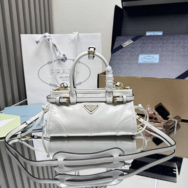 顶级原单 Lussolf油腊皮1Ba486迷你号这款迷你手提斜挎包采用进口油腊皮，油亮的色泽散发出古典气息，配有一条可拆卸调节的长肩带，斜挎，手提，肩带，满足所