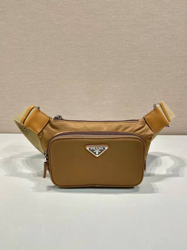 新款腰包2Vh128新色男女共用 最新款腰包 胸包这款设计不仅还增强了整体设计感,上身效果非常棒,轻便又时尚。日常搭配全驾驭得起,非常实用,腰包 胸包 斜跨都可 新款腰包2Vh128新色男女共用 最新款腰包 胸包这款设计不仅还增强了整体设计感,上身效果非常棒,轻便又时尚。日常搭配全驾驭得起,非常实用,腰包 胸包 斜跨都可