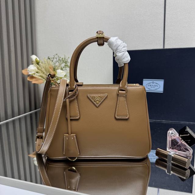 顶级原单 新款小号杀手包1Ba896平纹皮 Prada Galleria手袋融合了高超的工业水准和精湛的手工技艺，彰显品牌Dna中固有的精致和隽永风范。这款手袋