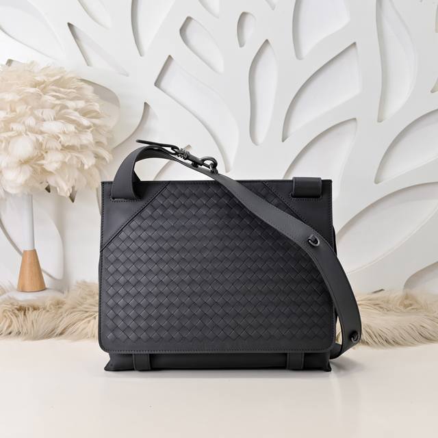 Bv-最新款男士斜挎包原单品质 官网同步 采用顶级打腊胎牛皮 手感超赞 专柜原装五金 独特的设计风格 完美至极 细节做工精致 大气中有内涵 高端上档次 高品质尺