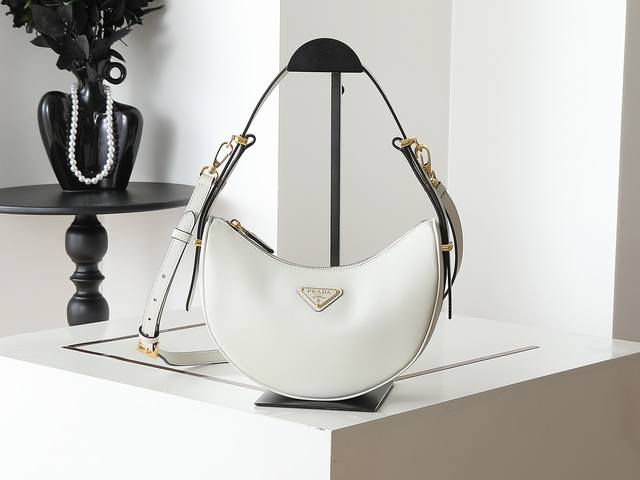 新品首发Hobo牛皮腋下包 Hobo腋下包已成为主流时尚趋势啦！超级百搭好时髦潮人一定要买它！全新牛皮精心打造配有一长一两条肩带随意切换各种背法正面三角徽标不仅