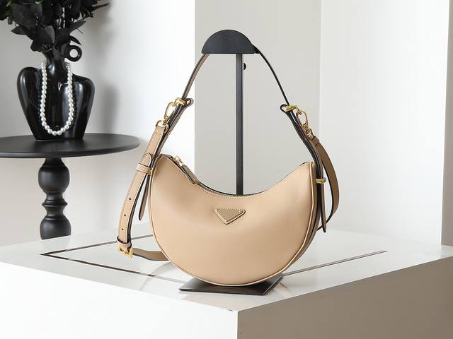 新品首发Hobo牛皮腋下包 Hobo腋下包已成为主流时尚趋势啦！超级百搭好时髦潮人一定要买它！全新牛皮精心打造配有一长一两条肩带随意切换各种背法正面三角徽标不仅