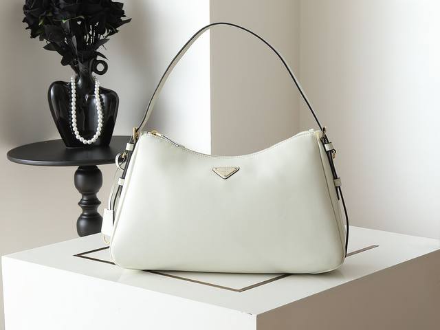 新款Aimee腋下包1Bc228这款皮革Hobo腋下包设计气质简约,采用进口小牛皮,正面金属三角形珐琅徽标,配有可拆卸皮革肩带,皮质细腻柔软,实用轻便容量空间大 新款Aimee腋下包1Bc228这款皮革Hobo腋下包设计气质简约,采用进口小牛皮,正面金属三角形珐琅徽标,配有可拆卸皮革肩带,皮质细腻柔软,实用轻便容量空间大