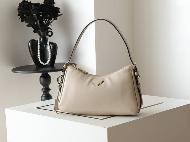 新款Aimee腋下包1Bc229小号 这款皮革Hobo腋下包设计气质简约，采用进口小牛皮，正面金属三角形珐琅徽标，配有可拆卸皮革肩带，皮质细腻柔软，实用轻便容量